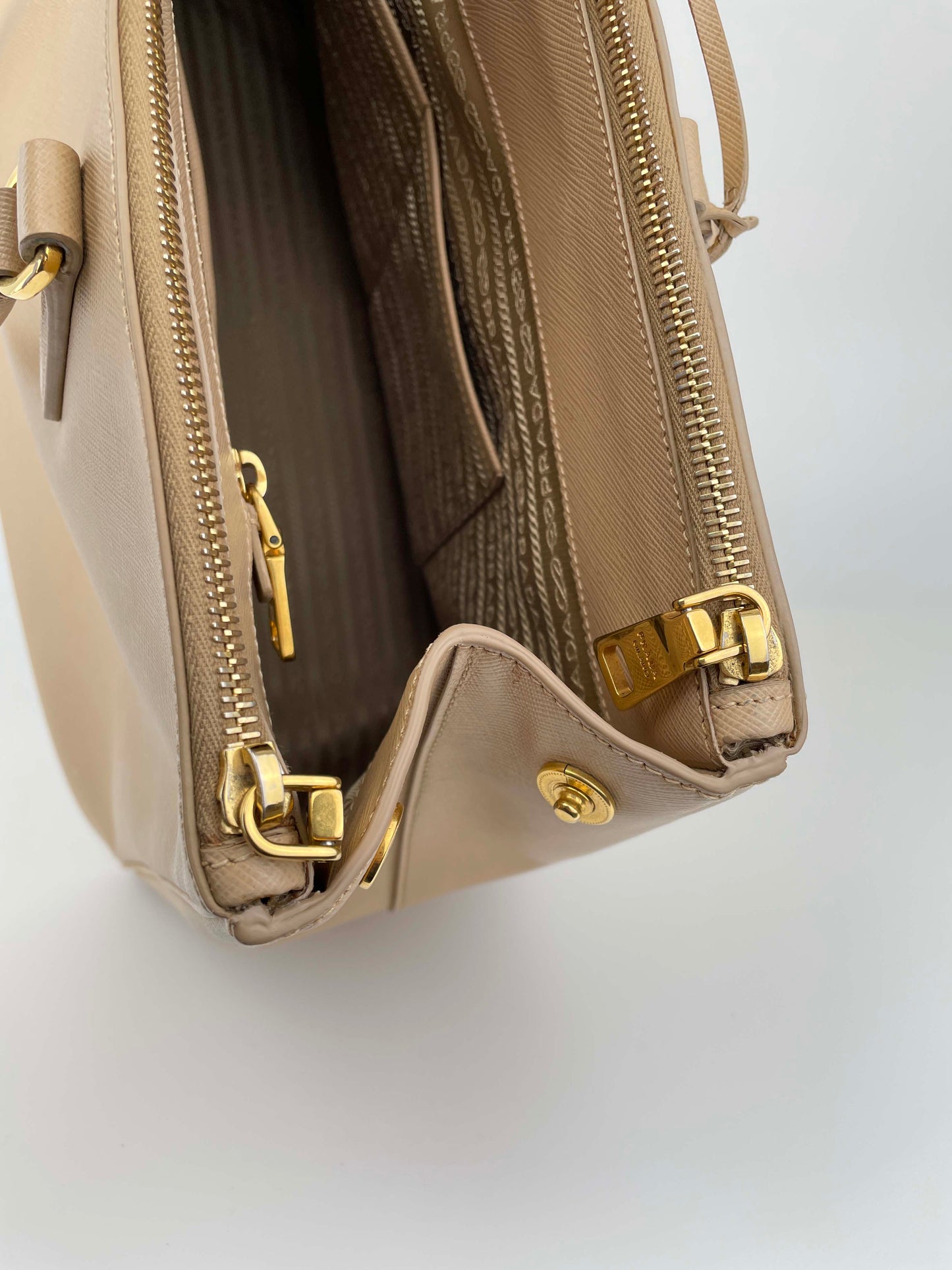 Galleria Double Zip Sabbia BN1802 - Saffiano Lux Leder