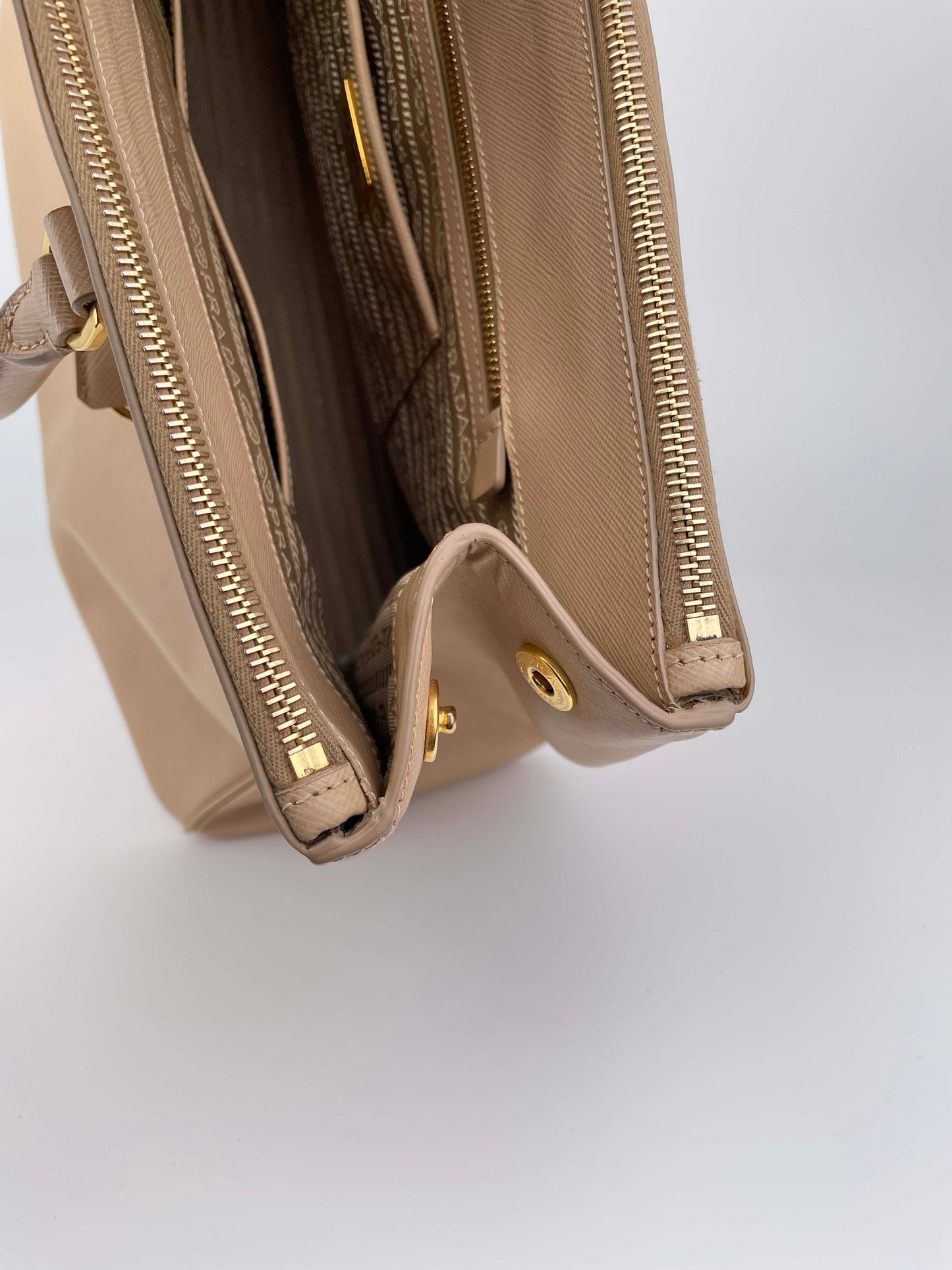 Galleria Double Zip Sabbia BN1802 - Saffiano Lux Leder